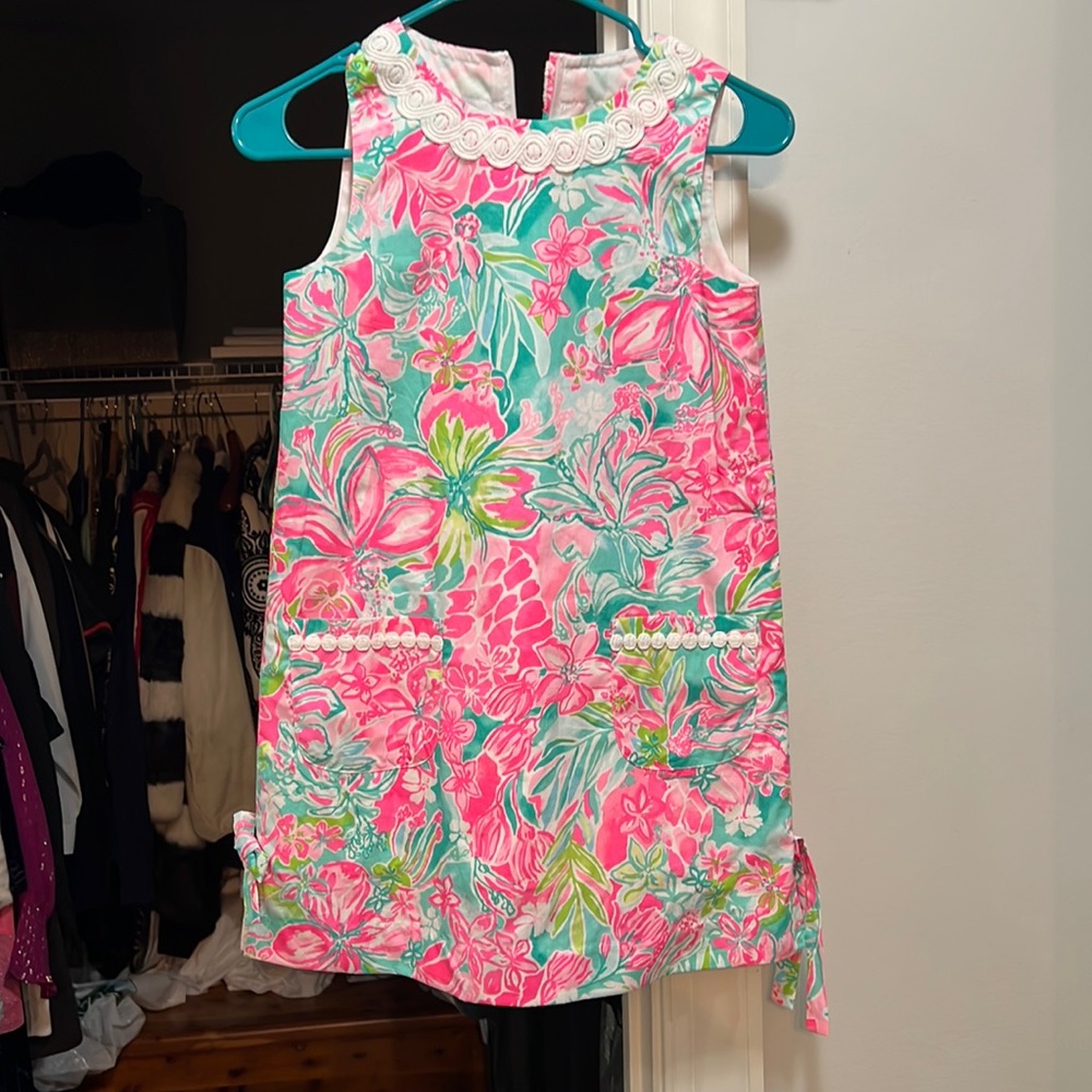 Lilly Pulitzer NWT sleeveless dress. Size 10. Print: Hot on the scene.